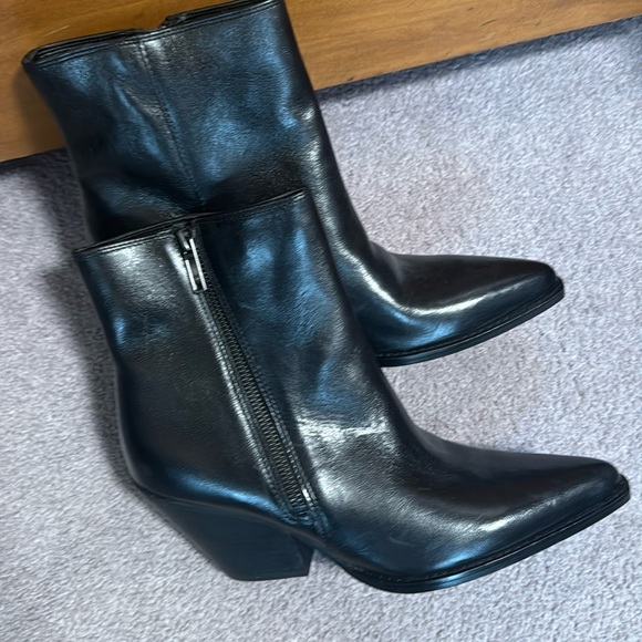 Nwt Sam Edleman leather bootie. - Picture 1 of 6
